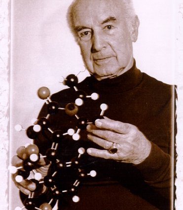 Albert Hofmann con una molécula de LSD