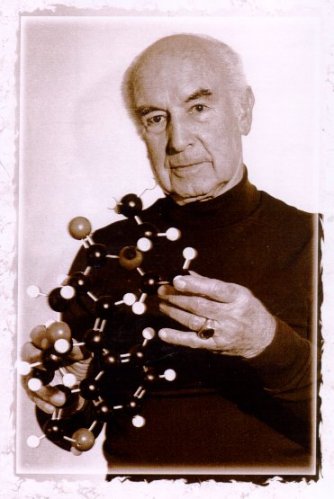 Albert Hofmann con una molécula de LSD