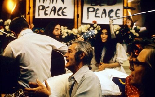 Leary, John Lennon, Yoko Ono y otros durante la grabación de “Give Peace A Chance”