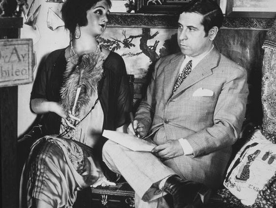 Ramón Gómez de la Serna con su muñeca de cera.