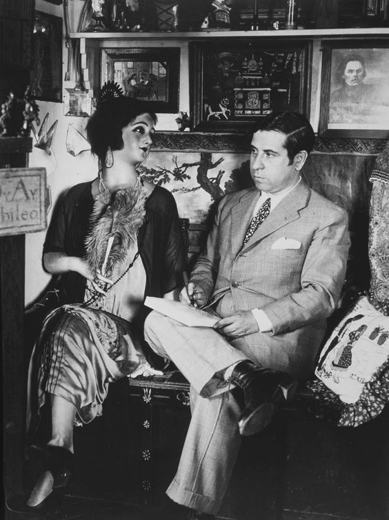 Ramón Gómez de la Serna con su muñeca de cera.