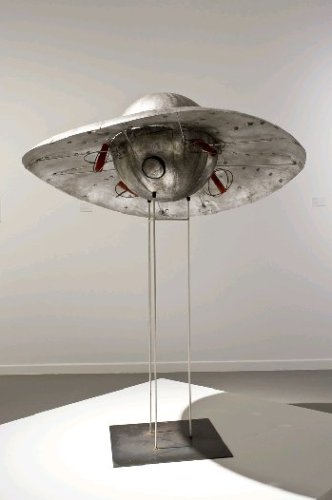 Panamarenko: ‘Bing del ferro Lustro’ (2002), resina epoxi pintada.