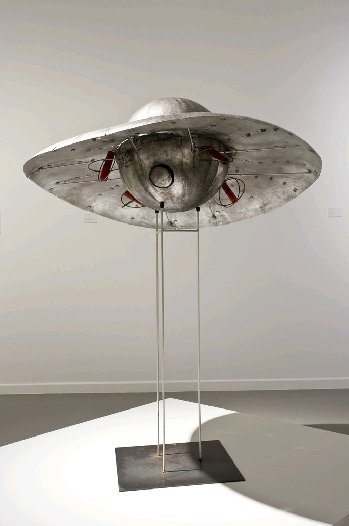 Panamarenko: ‘Bing del ferro Lustro’ (2002), resina epoxi pintada.