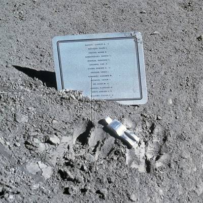 Paul Van Hoeydonck: Foto de ‘Astronauta caído’ y placa, en la luna.