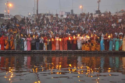 Ceremonia nocturna en el Ganges, Allahabad. Foto: Kumbh Mela Allahabad