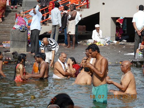 Devotos bañándose en el río Godavari, Nasik. Foto: Prabirghose
