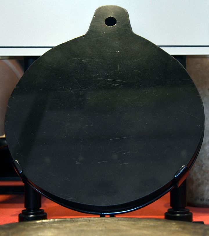 Espejo negro de John Dee. Museo Británico. Foto: Vassil, Wikipedia.