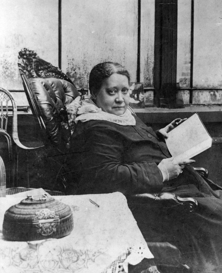 HPB con un libro. Foto: Sociedad Teosófica.