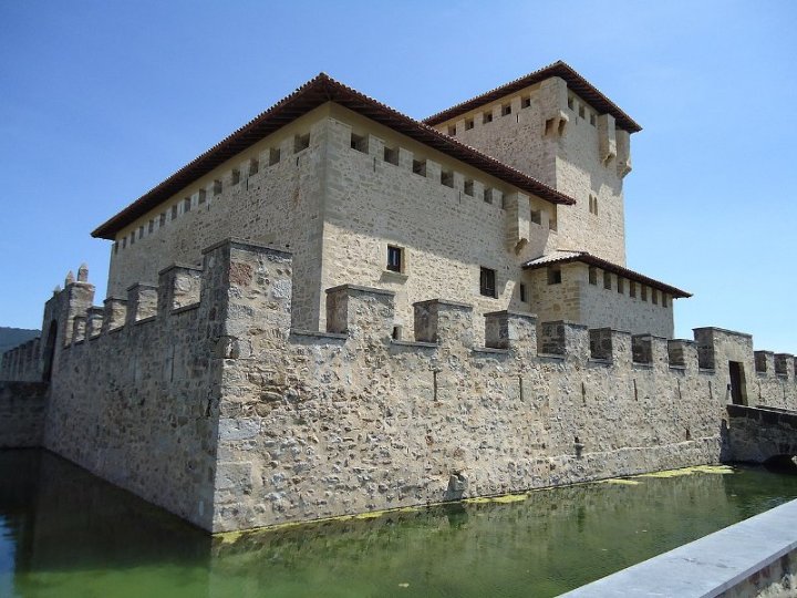 Torre-Palacio de los Varona (Villanañe, Valdegovía, Álava) Foto: Assar, Wikipedia.