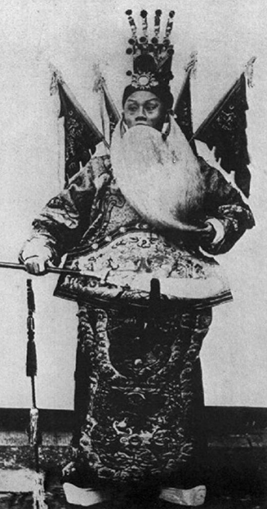 Este parece ser el único fotograma que ha sobrevivido de la primera película china, La batalla de Dingjunshan (1905)