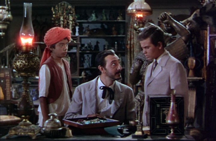 Fotograma de la versión cinematográfica de 1950. Kim (un jovencísimo Dean Stockwell) afronta los desafíos a que le somete el misterioso sahib Lurgan (Arnold Moss).